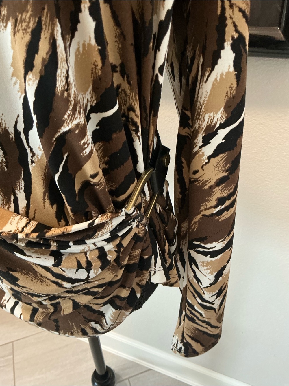 Cache women’s XL animal print wrap, blouse, draped, buckle, long sleeve stretch - Picture 2 of 8